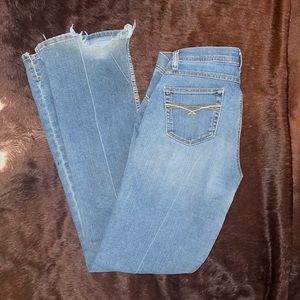 Cruel Girl Relaxed riding Jean